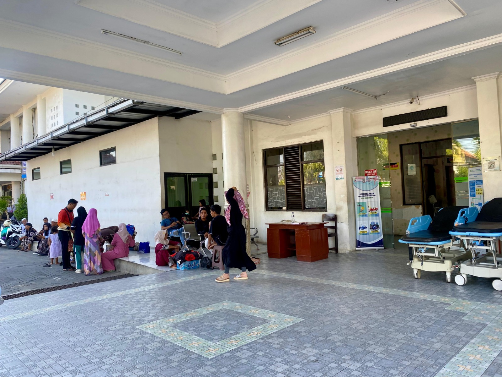 LAYANAN KESEHATAN: Warga berada di sekitar RSUD Smart Pamekasan, Jumat (17/10).&nbsp;
