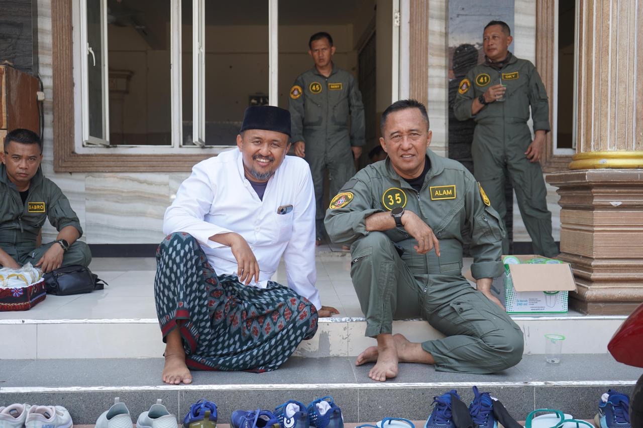 Pengasuh PP. Nurul Cholil KH. Ahmad Faqoth Zubair (berkopyah) bersama Dankodiklatal) Letjen TNI (Mar) Nur Alamsyah, saat kunjungan ke pesantren  minggu (19/10)