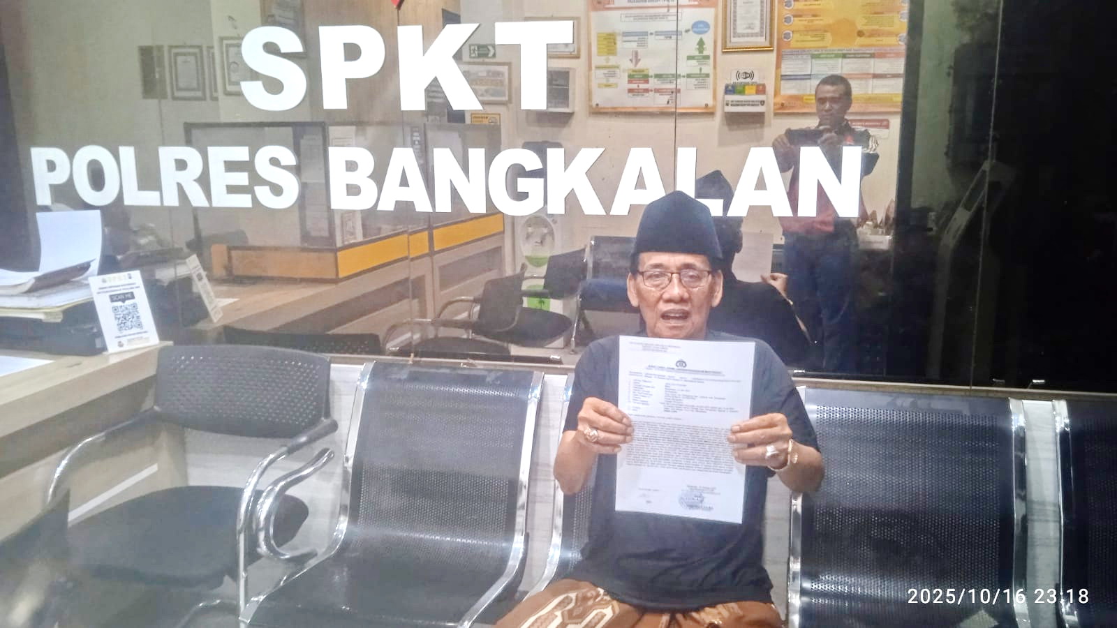TEMPUH JALUR HUKUM: Suli korban penipuan oknum ASN menunjukkan bukti laporan di ruang SPKT Polres Bangkalan, Kamis (16/10).&nbsp;