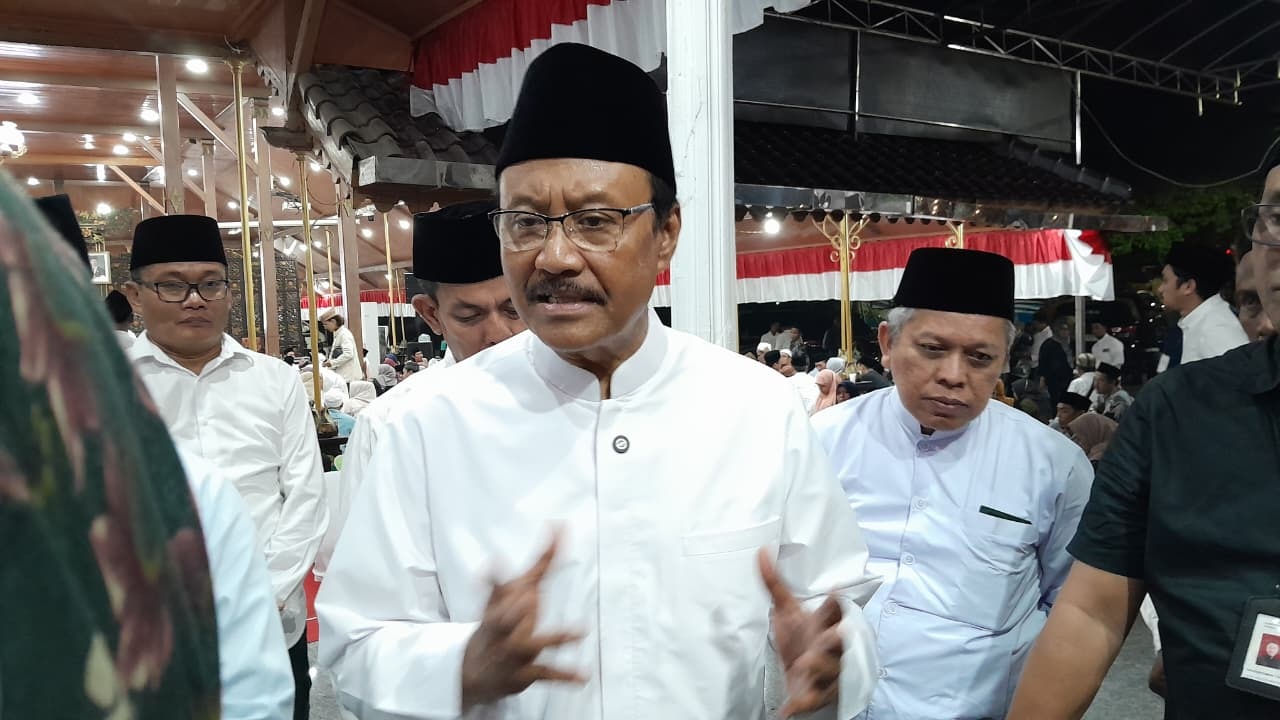 KOMITMEN: Mensos Saifullah Yusuf memberikan keterangan pres setelah menghadiri doa bersama untuk korban runtuhnya Ponpes Al Khoziny, Buduran, Sidoarjo di Pendopo Agung Bangkalan, Sabtu (18/10).&nbsp;