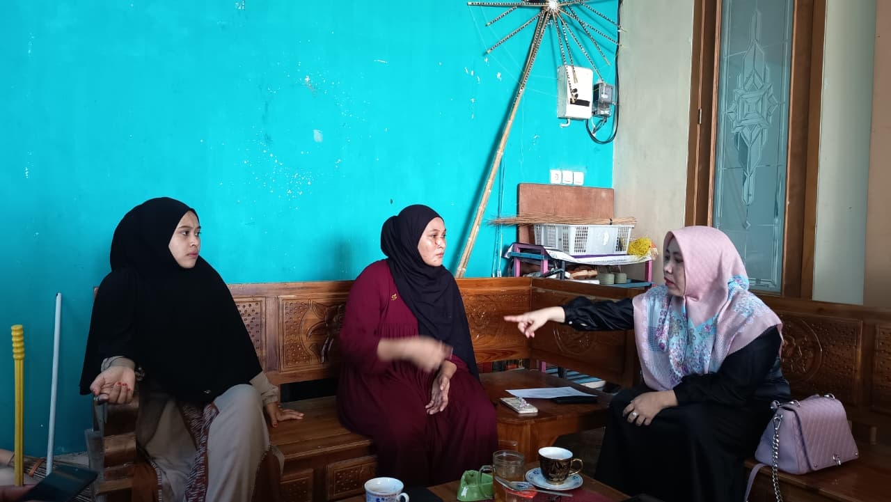 KORBAN PENGANIAYAAN: Mukarromah, korban penganiayaan menceritakan kronologi yang dialami di Kelurahan Kemayoran, Sabtu (18/10).&nbsp;