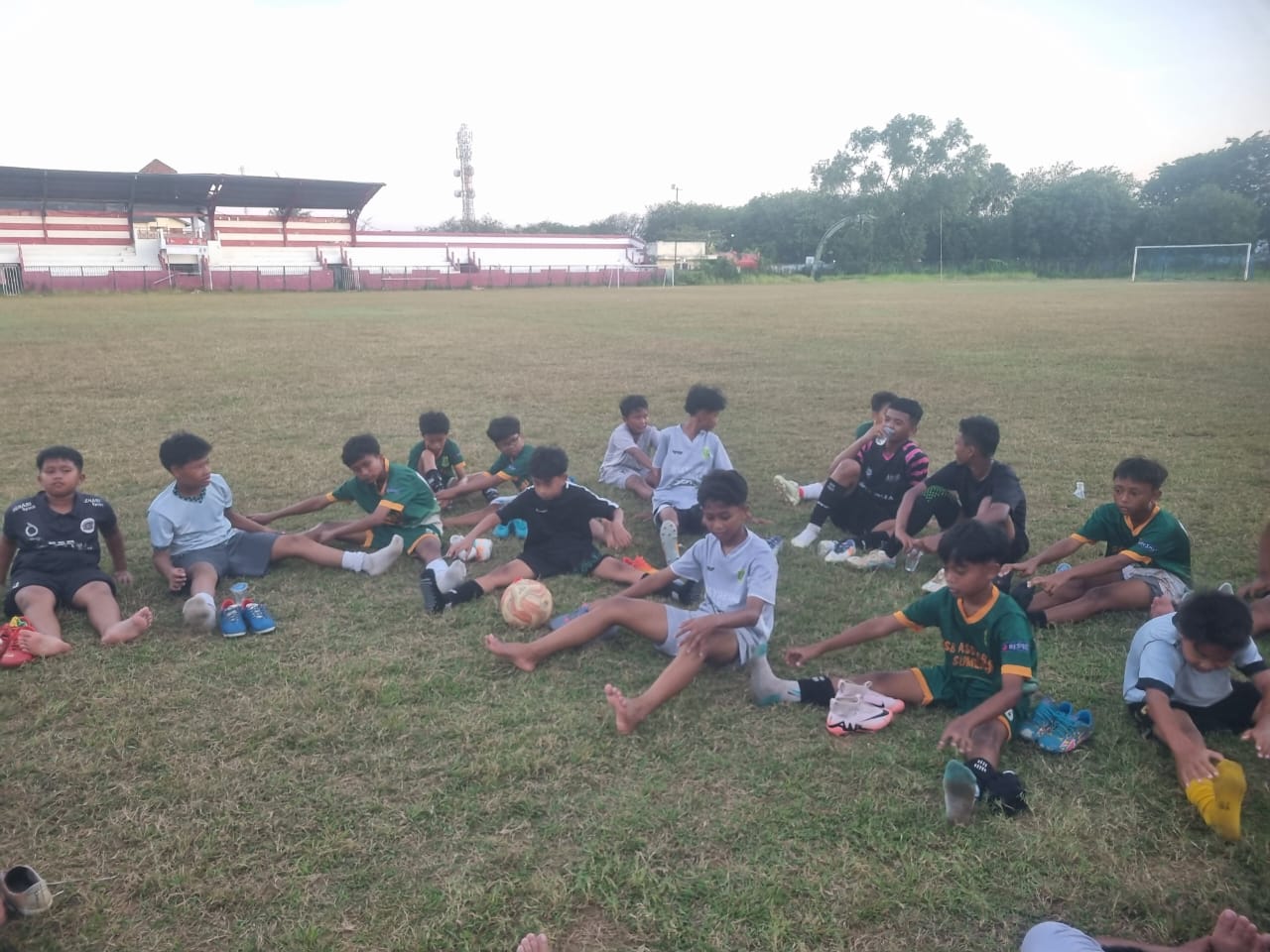PENUH SEMANGAT: Sejumlah atlet sepak bola sedang latihan di Gor A Yani Sumenep, Senin (18/8).&nbsp;