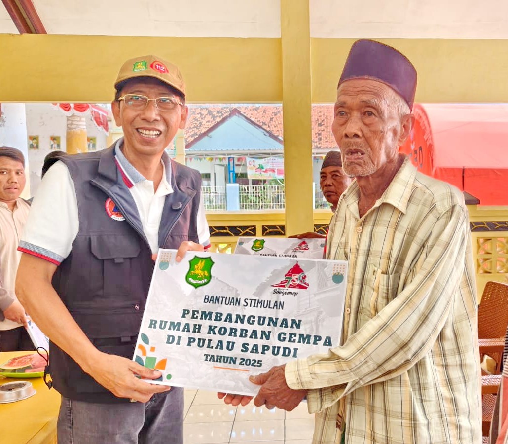 SIMBOLIS: Asisten III Administrasi Umum Setdakab Sumenep Ferdiansyah Tetrajaya menyerahkan bantuan kepada korban gempa di Pendopo Kecamatan Gayam, Pulau Sapudi, Sabtu (18/10).&nbsp;