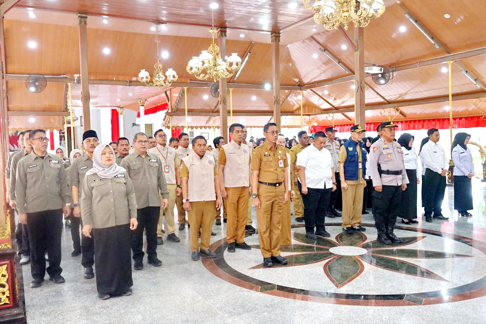 PROFESIONAL: Satgas premanisme, satgas PAD, dan satgas penertiban aset di kukuhkan di Pendopo Agung,&nbsp;Senin (20/10).&nbsp;&nbsp;