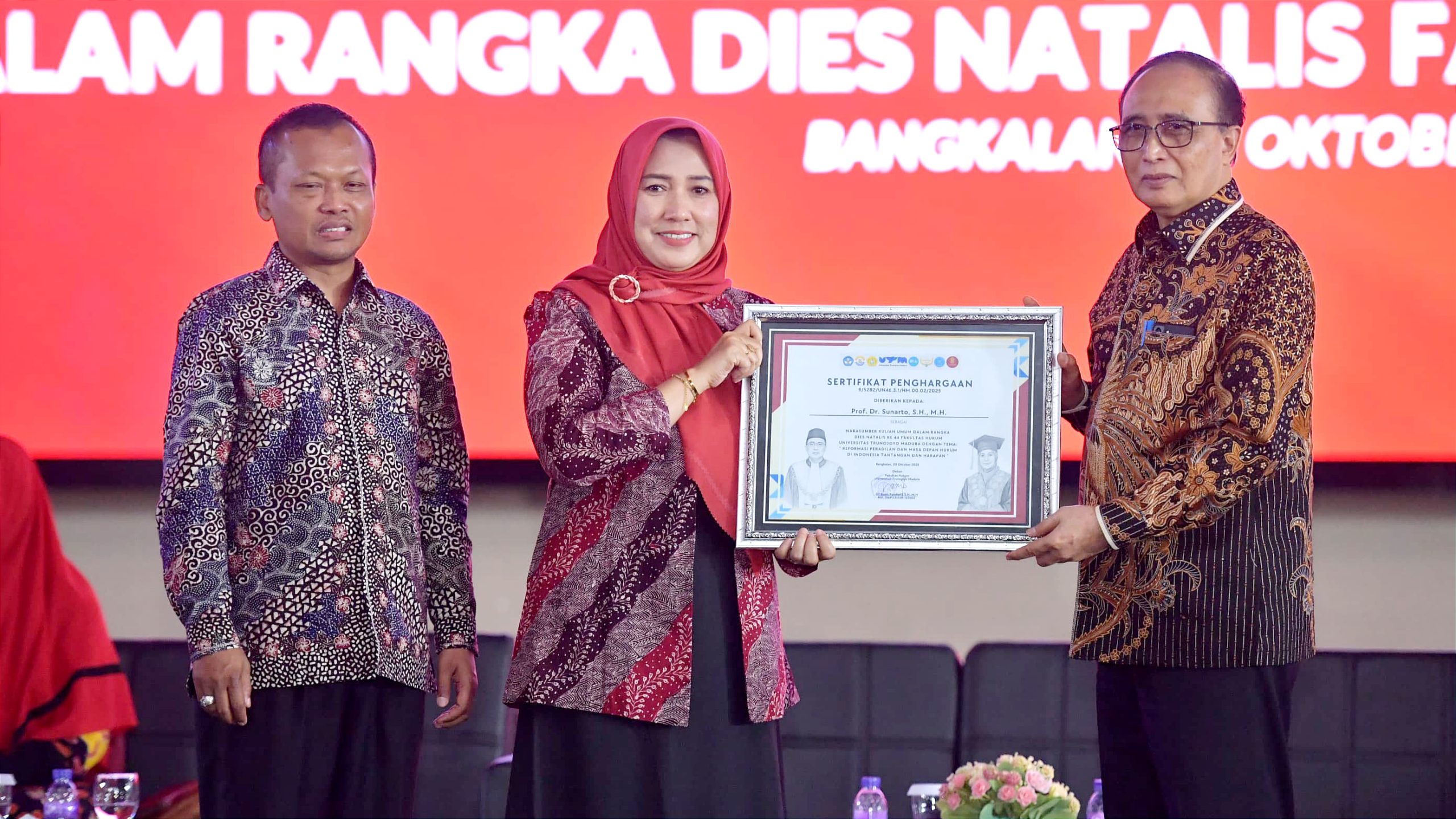 Dekan Fakultas Hukum UTM memberikan piagam penghargaan kepada ketua Mahkamah Agung. Mediajatim.com
