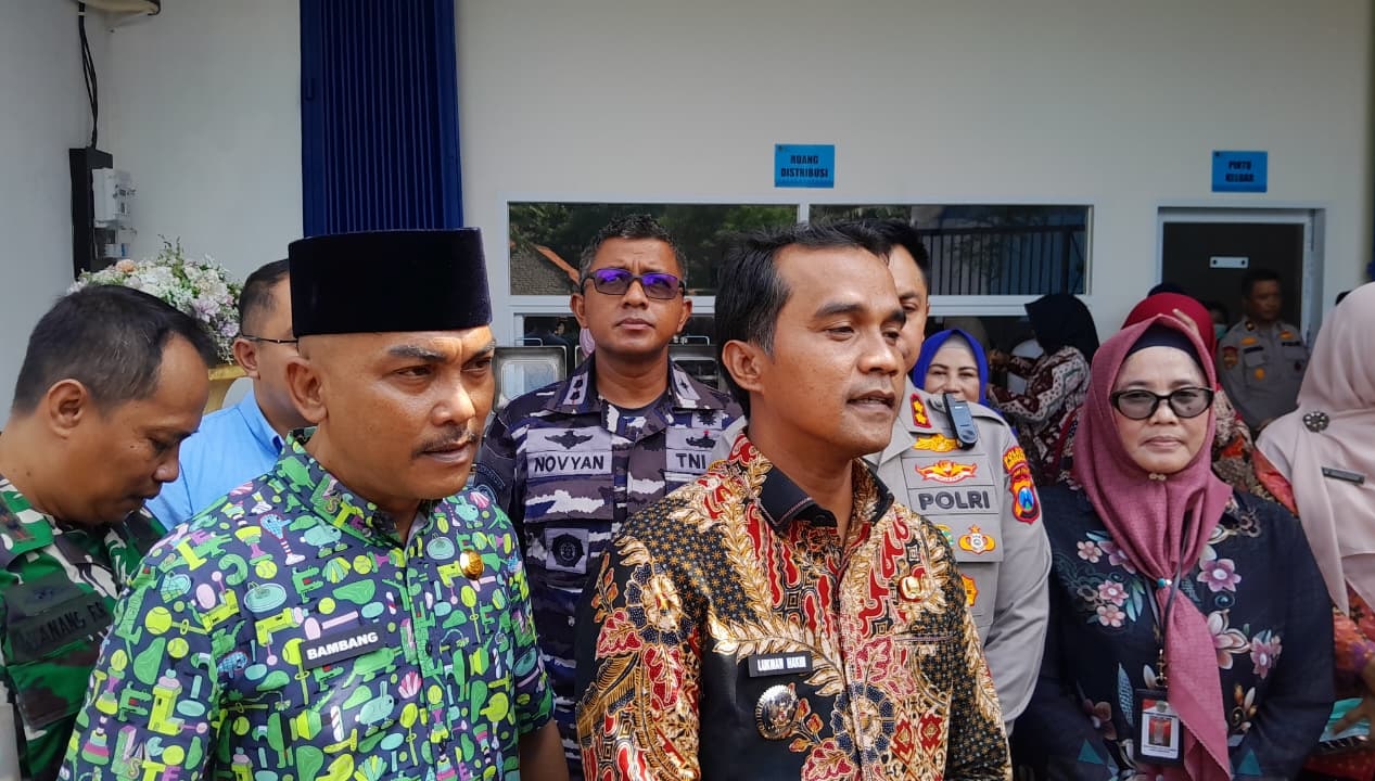 RAMAH: Bupati Bangkalan Lukman Hakim memberikan keterangan pera usai meresmikan SPPG Kemala Bhayangkari, Rabu (15/10).&nbsp;