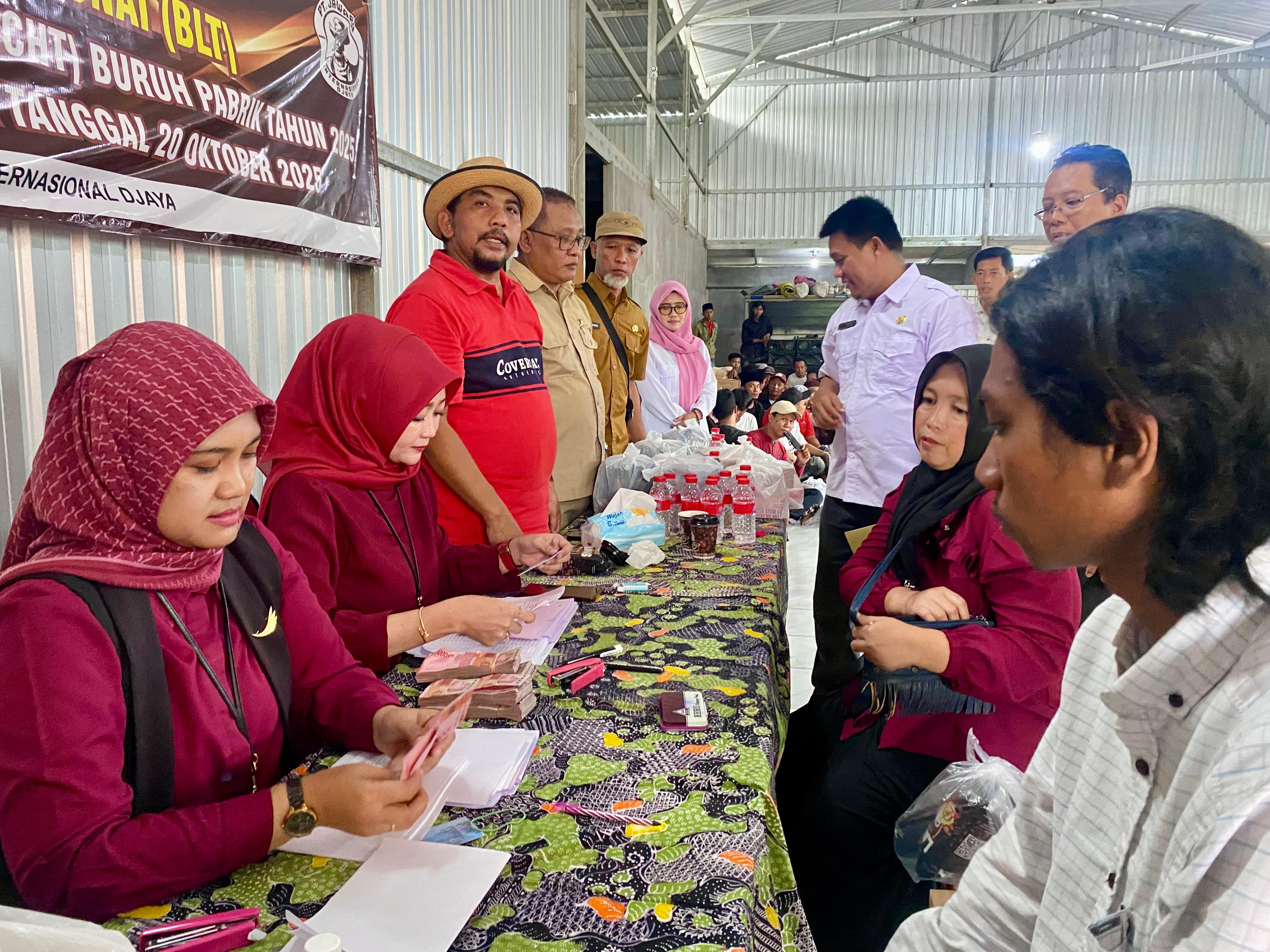 BAHAGIA: Buruh rokok menerima BLT DBHCHT di CV Jawara Internasional Djaya.&nbsp;