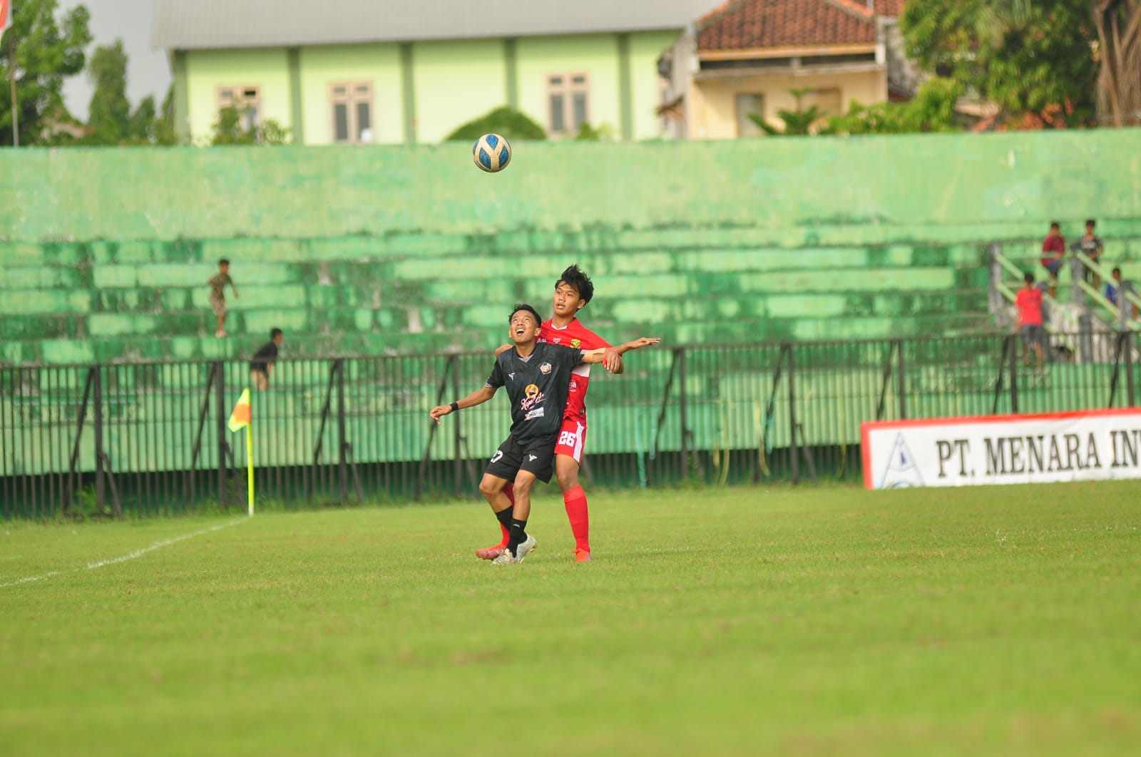SAMA KUAT: Pemain Perssu (jarsey merah) bertanding melawan Persepam Pamekasan (jarsey hitam) di Liga 3 PSSI Jatim di Stadion A. Yani Sumenep, Minggu (17/12/2023).