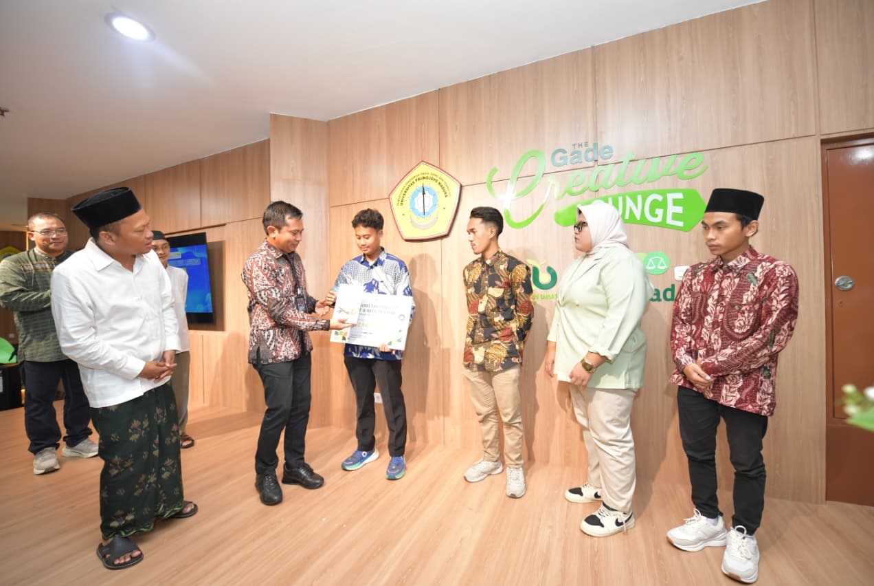 KENANG-KENANGAN: Kepala Unit Usaha Syariah PT Pegadaian Holilur Rohman memberikan apresiasi kepada mahasiswa aktif dan berprestasi di Graha Utama lantai I UTM, Rabu (22/10).&nbsp;