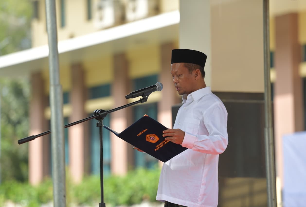 KHUSYUK: Rektor UTM Prof Safi&rsquo; sedang memimpin upacara peringatan HSN 2025 di depan gedung rektorat, Rabu (22/10).&nbsp;&nbsp;