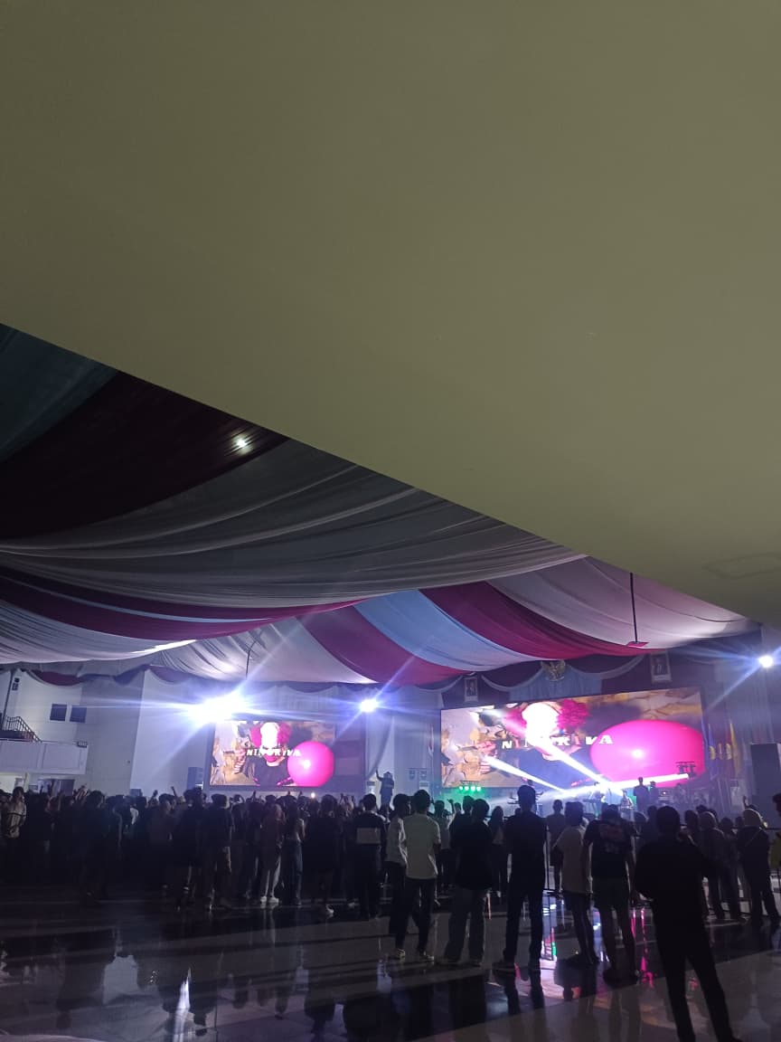 Suasana meriah konser Adbhinara Unity Fest yang digelar oleh BEM-KM UTM di Gedung Pertemuan RP Moehammad Noer pada Senin (20/10) malam.