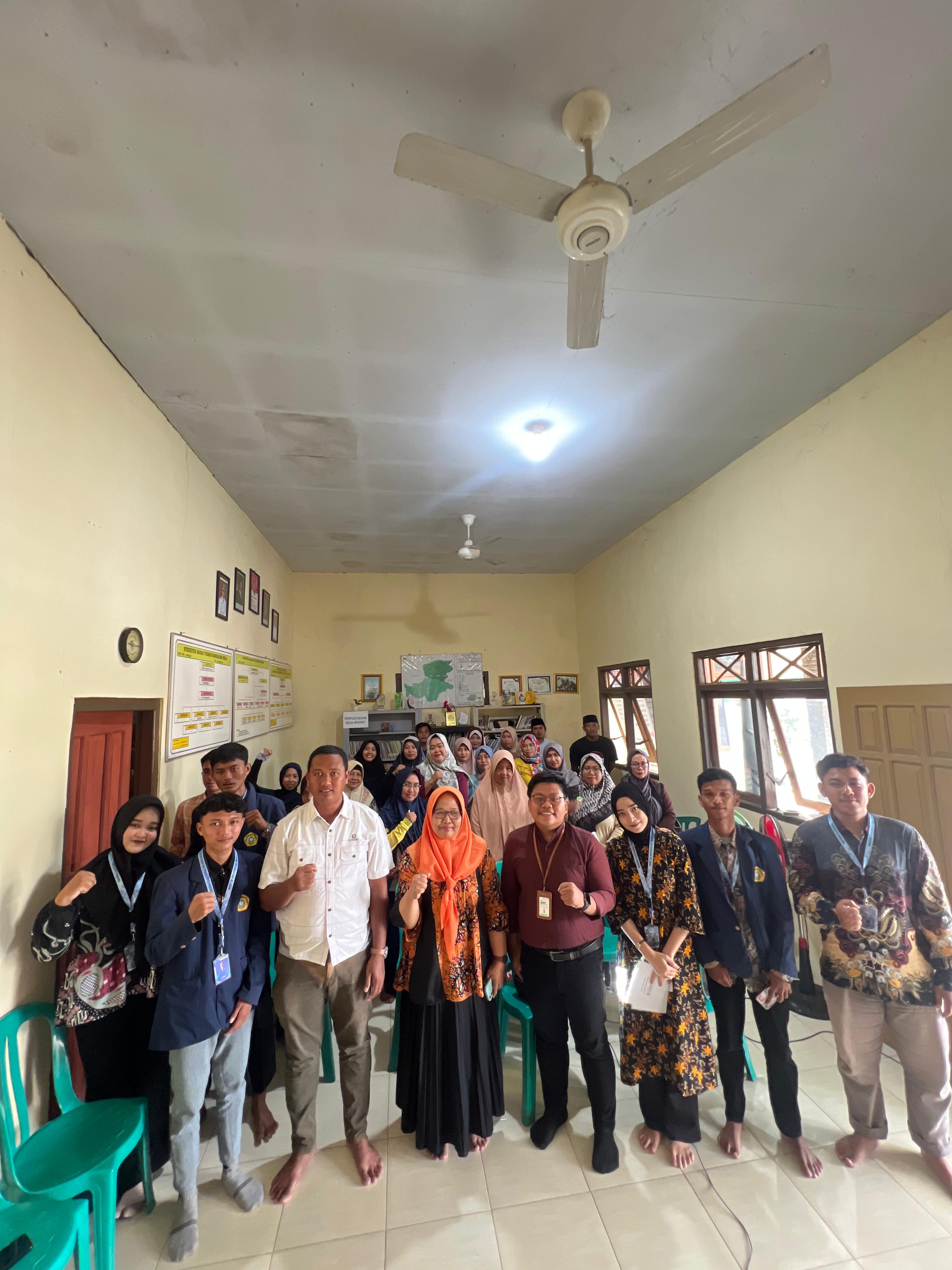 Mahasiswa sosiologi UTM berfoto dengan dekan, aparat desa, dan masyarakat di Desa Kramat, Bangkalan, Kamis (23/10).