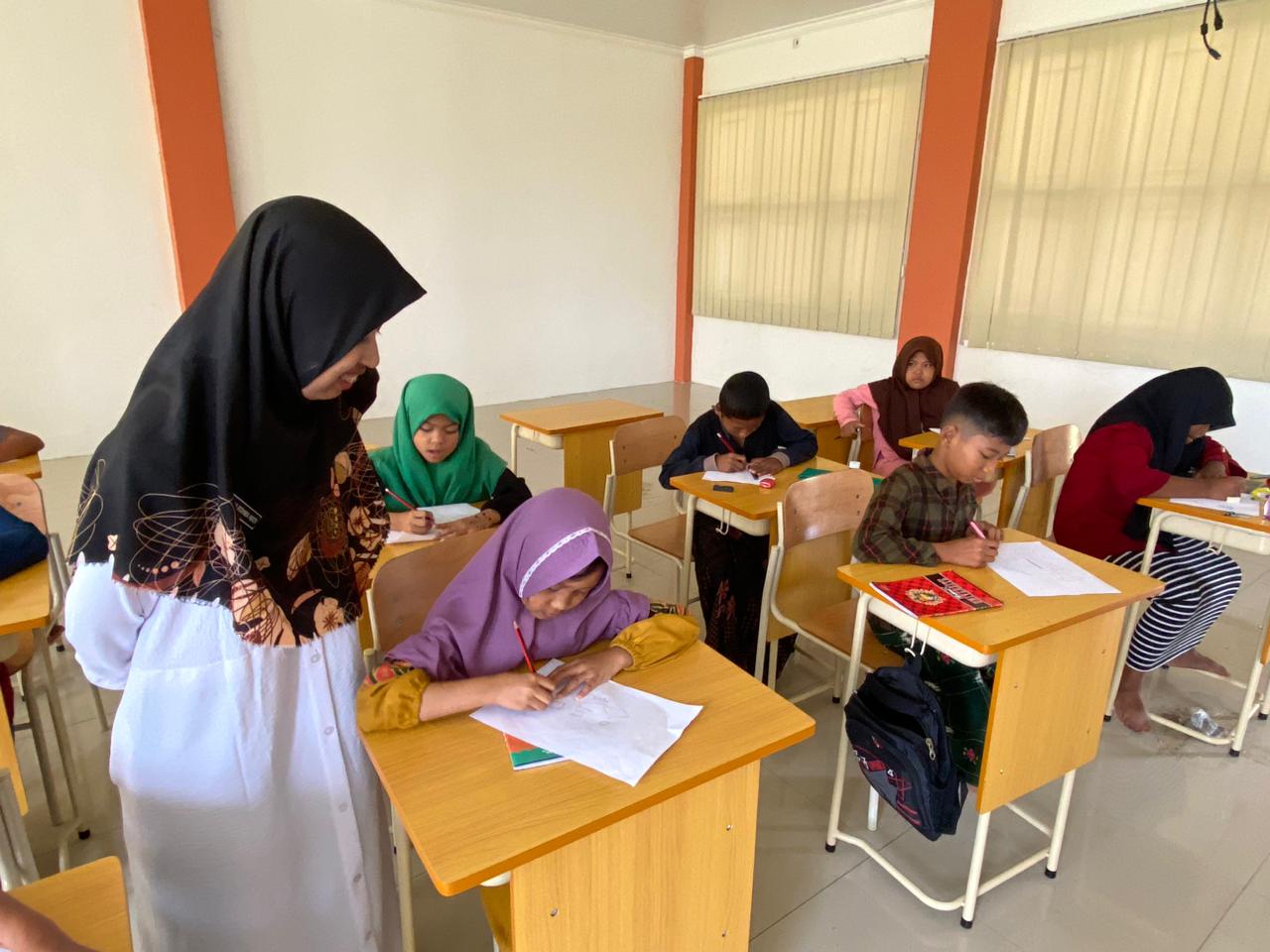 HARAPAN MASA DEPAN: Siswa SR mengikuti kegiatan belajar mengajar di Balai Diklat BKPSDM Bangkalan kemarin.&nbsp;