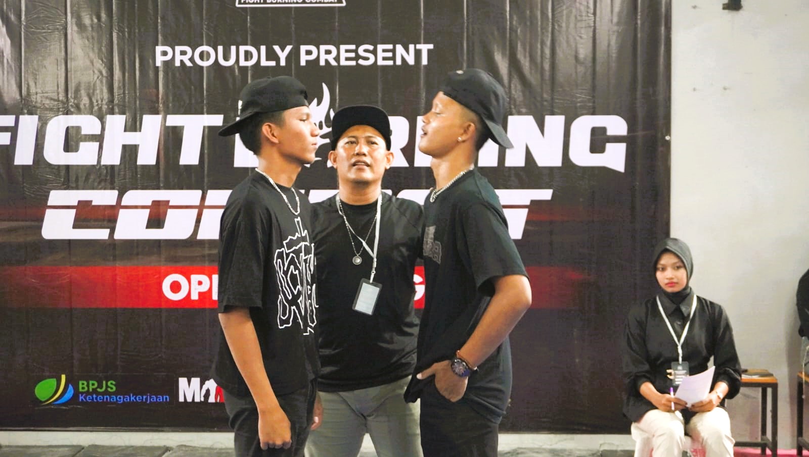 GANAS: Peserta saling berhadapan sebelum naik ring FBC Season 2 di Master Gym Pamekasan, Sabtu (30/8).