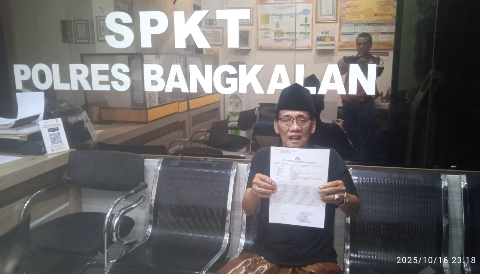 TEMPUH JALUR HUKUM: Pelapor Suli menunjukkan berkas laporannya di Mapolres Bangkalan Kamis (16/10).&nbsp;