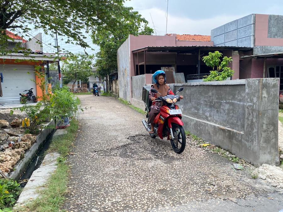 INFRASTRUKTUR: Pengendara motor melintas di kawasan perkotaan Kelurahan Pejagan, Kecamatan Bangkalan, Kamis (22/10).