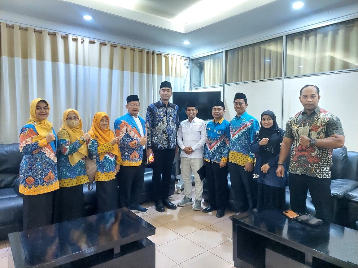 KOMITMEN: Pengurus PGMNI Jatim berfoto bersama Staf Khusus Kemenag Gugun Gumilar di Asrama Haji Jakarta, Jumat (10/10).&nbsp;
