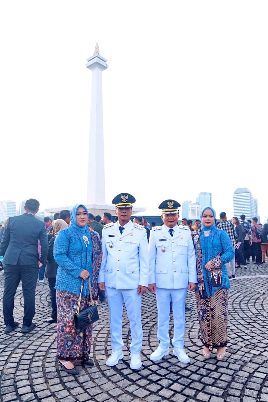 Bupati dan wakil bupati Bangkalan bersama istri di depan Tugu Monas, Jakarta.