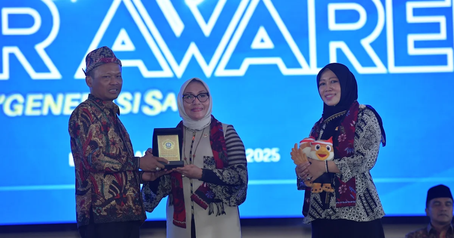 Rektor UTM Safi&rsquo; memberikan cenderamata kepada Menteri PPPA Arifatul Choirul Fauzi di Gedung Pertemuan RP Moh Noer. Humas UTM
