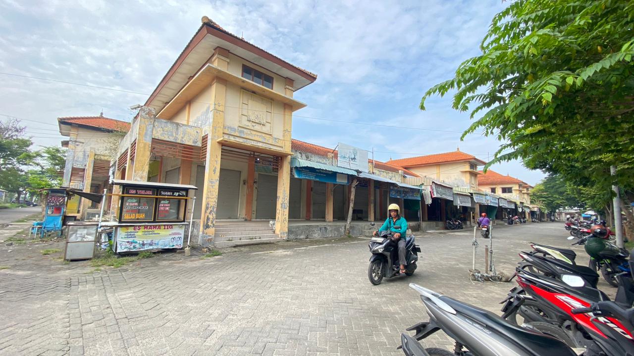 PEREKONOMIAN: Masyarakat hendak berbelanja di Pasar Ki Lemah Duwur, Senin (27/10).&nbsp;