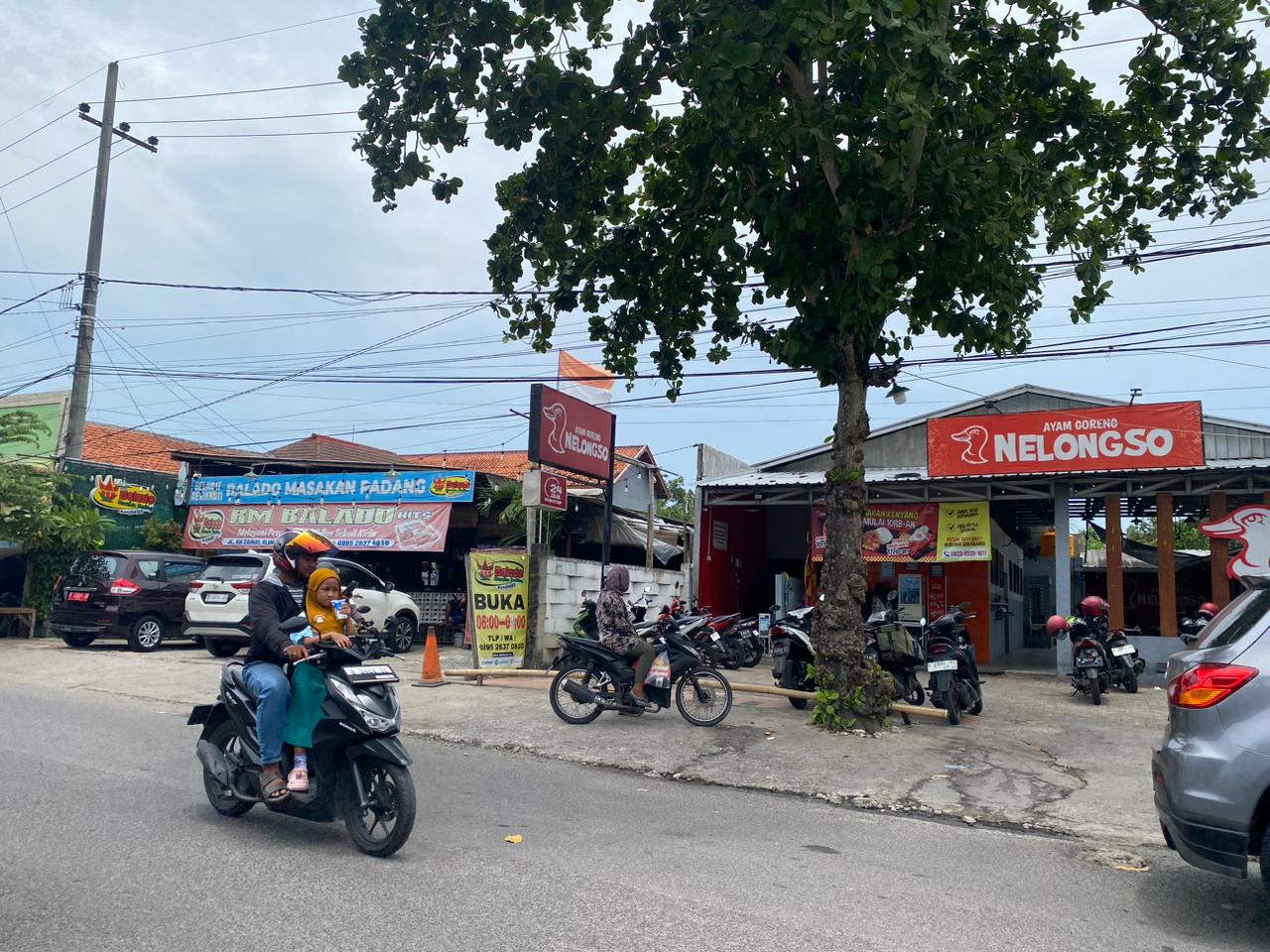 OBJEK PAJAK: Rumah makan di Jalan KH Zainal Alim Bangkalan terlihat ramai didatangi konsumen, Senin (27/10).&nbsp;