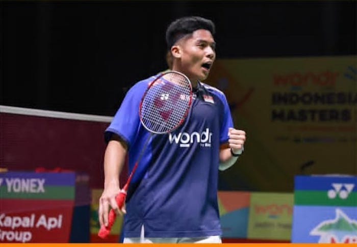 BERSELEBRASI: Ubaid usai memenangkan set kedua melawan atlet Tiongkok Dong Tian Yao pada final kejuaraan Indonesia Master 2025 di Medan, Minggu (26/10).