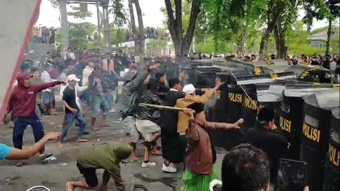 Para demonstran berdemo dengan aparat di Sampang.