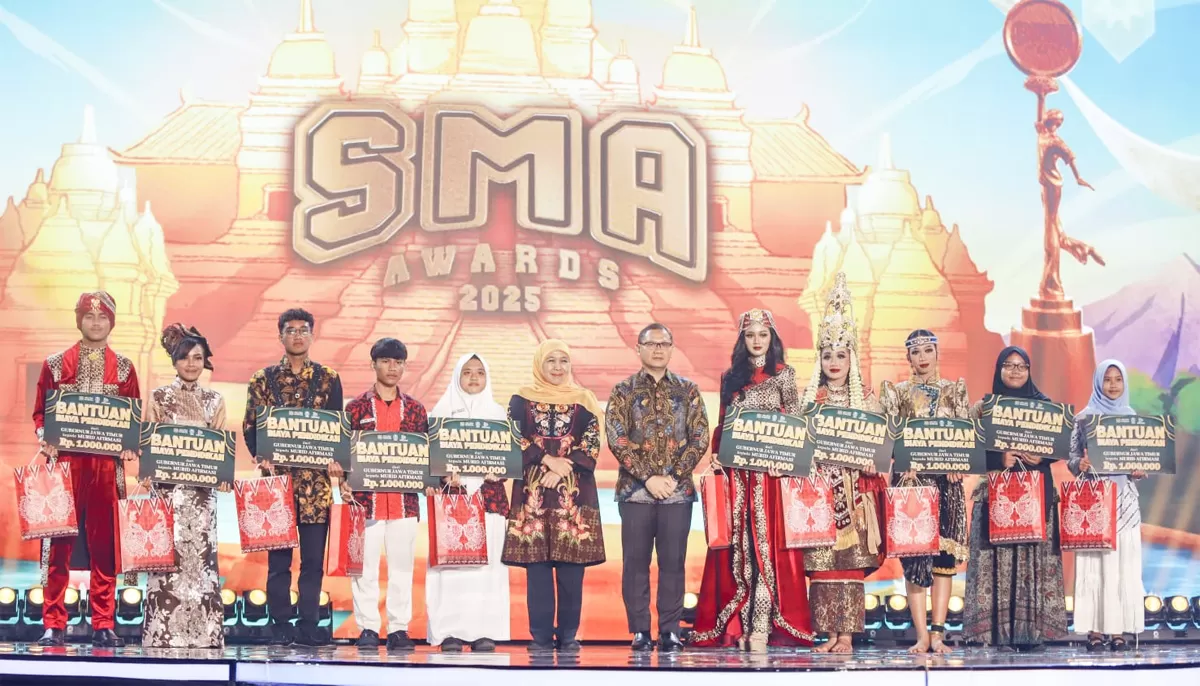 Gubernur Provinsi Jatim Khofifah Indar Parawansa bersama jajaran Dispendik Provinsi Jatim dan Anggota DPRD Provinsi Jatim M Nasih Aschal, menghadiri malam awarding SMA Awards 2025 pada Kamis (23/10).