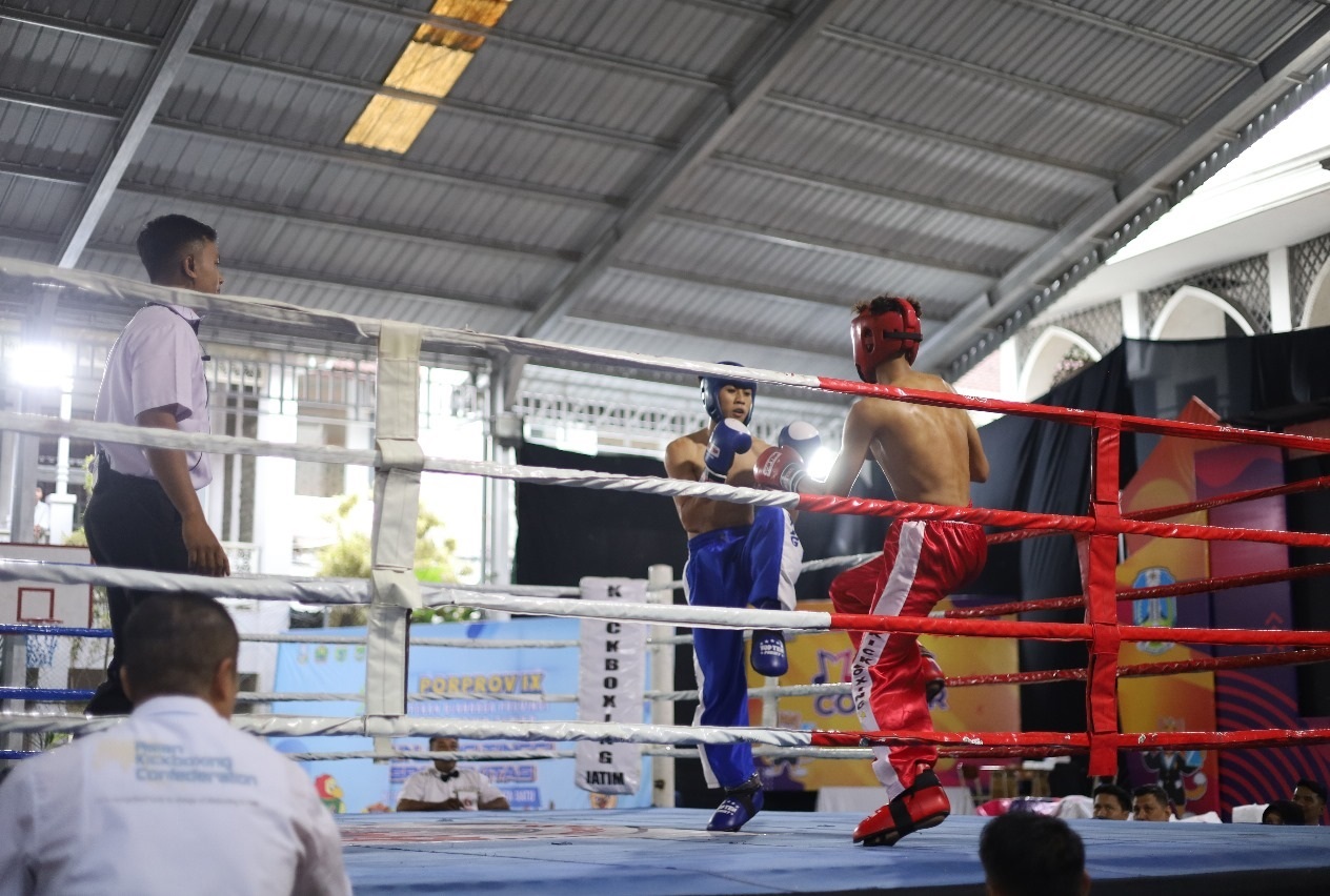 TANGGUH: Atlet kickboxing Bangkalan saat berlaga di Porprov Jatim IX 2025, Rabu (2/7).&nbsp;&nbsp;