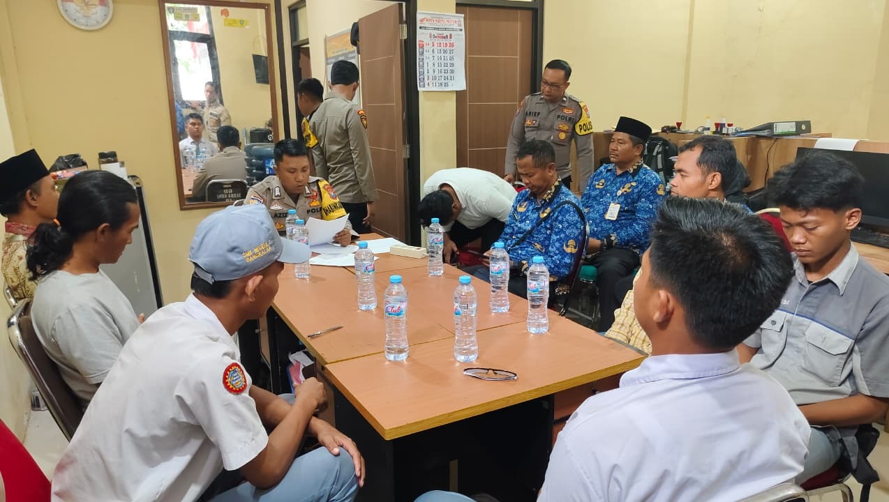 BERDAMAI: Pelajar beserta orang tua dan pihak sekolah yang terlibat perkelahian mengikuti proses mediasi di Polres Bangkalan, Selasa (28/10).  POLRES BANGKALAN