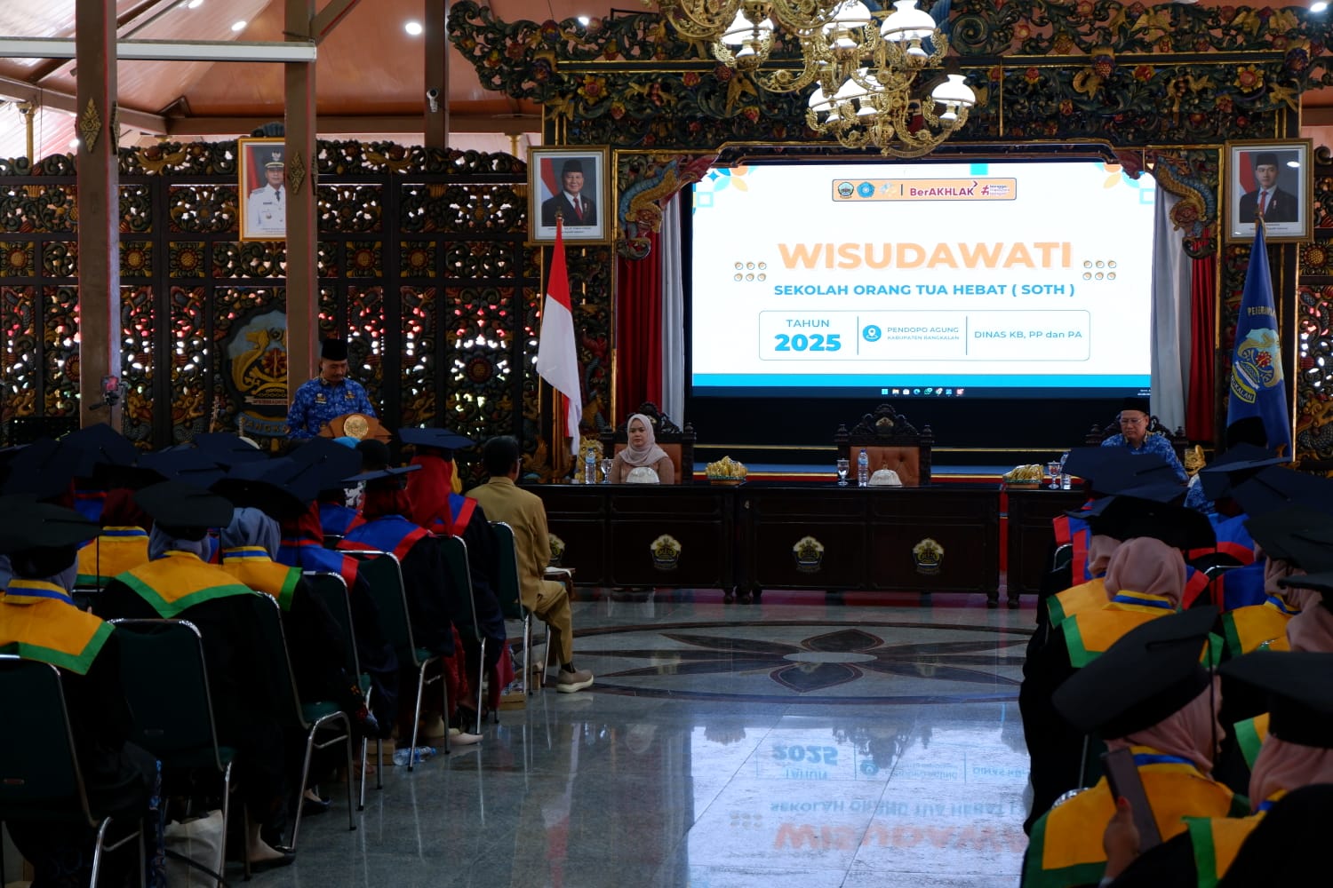 KHIDMAT: Asisten Bupati Bidang Kemasyarakatan dan SDM Bambang Setyawan menyampaikan sambutan dalam wisuda SOTH di Pendopo Agung, Selasa (28/10).&nbsp;
