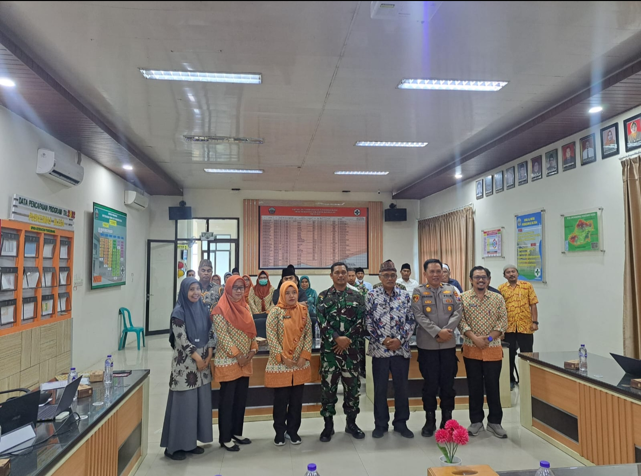 SINERGI: Kapus Blega dr. Safitri (tiga dari kiri) foto bersama dengan sejumlah instansi kecamatan usai menggelar minilokakarya