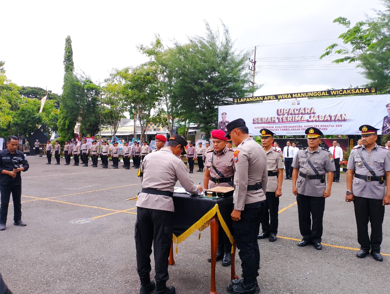 MUTASI: Ps Kasatreskrim Polres Sampang Iptu Fajri Nur Alim menandatangani serah terima jabatan saat upacara sertijab di halaman Mapolres Sampang, Kamis (30/10).&nbsp; &nbsp;