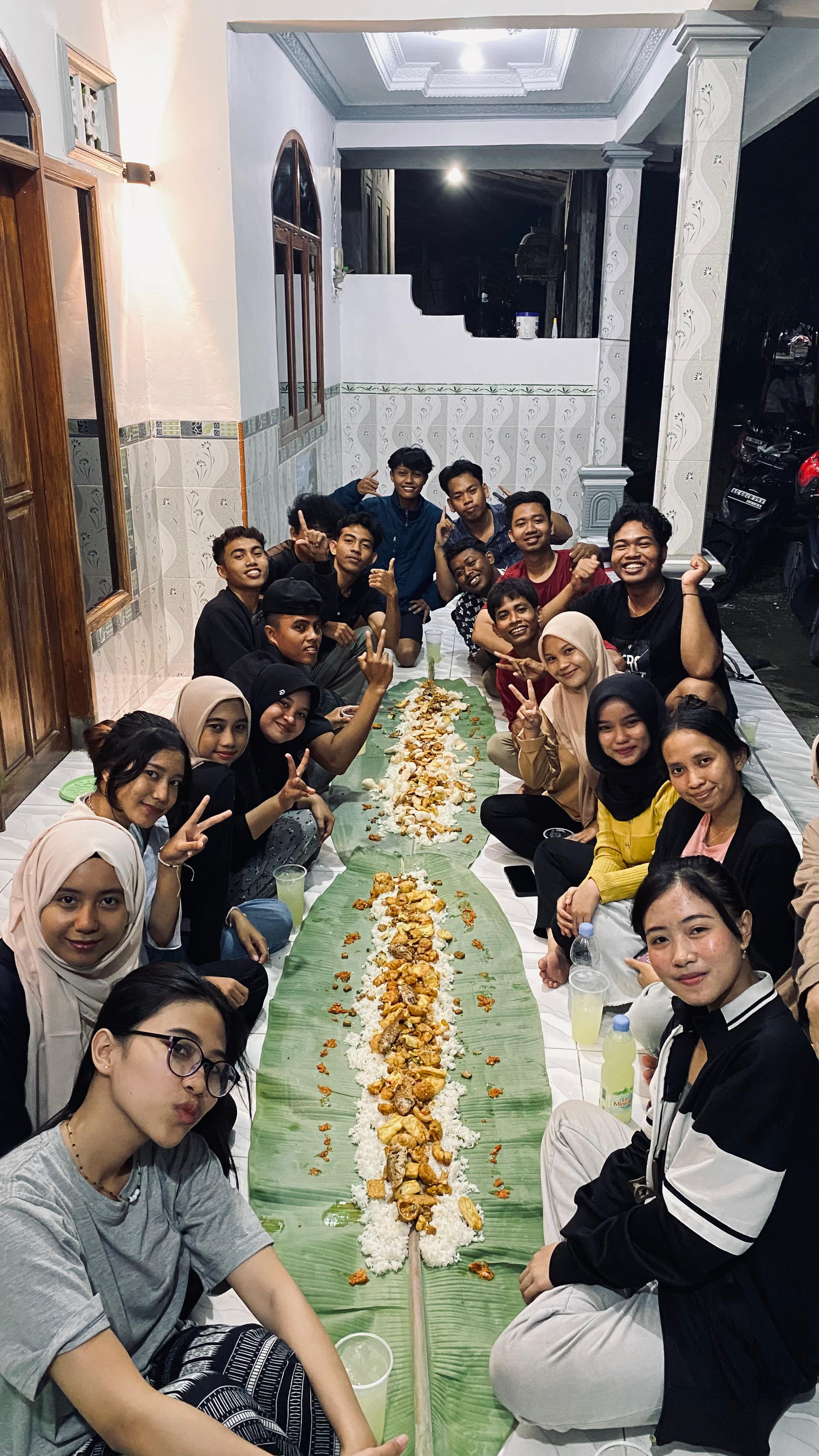 Sekumpulan remaja sedang mengadakan mayoran di Bangkalan.  &nbsp;