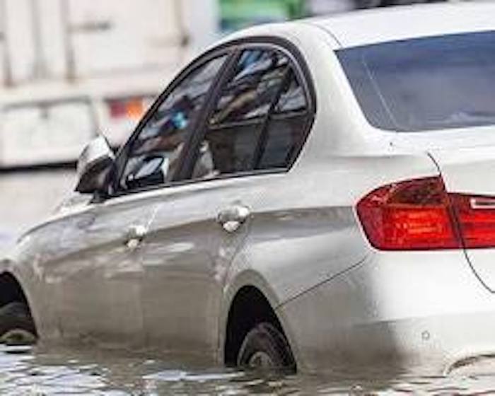 Ilustrasi mobil terendam banjir.  AI