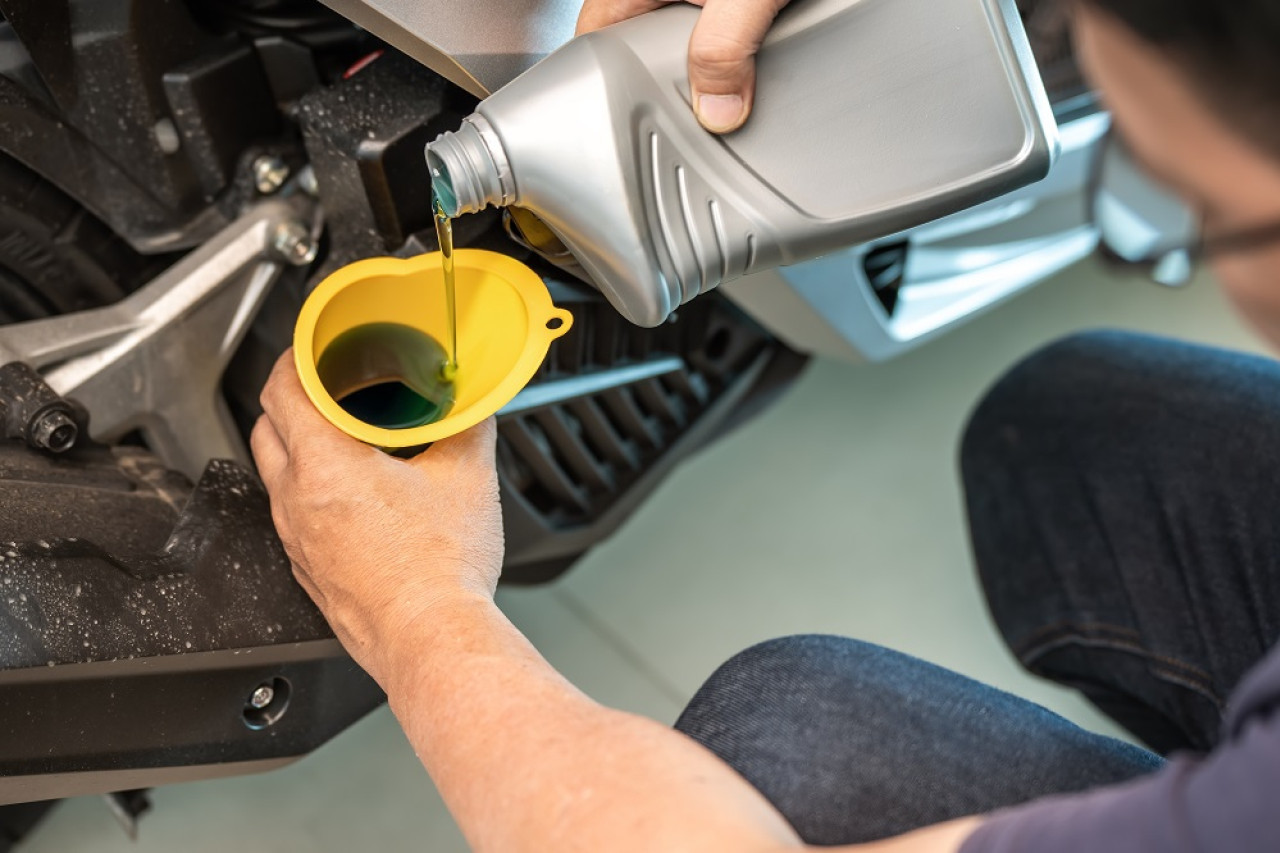 lustrasi motor sedang ganti oli. Adira Finance