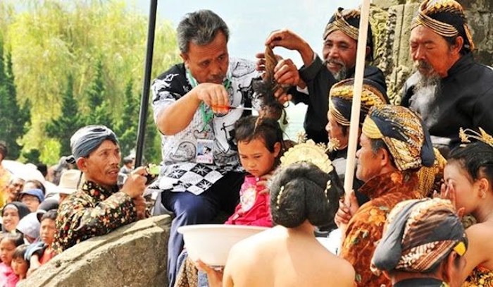 Upacara cukur rambut gimbal di dieng. Pinterest