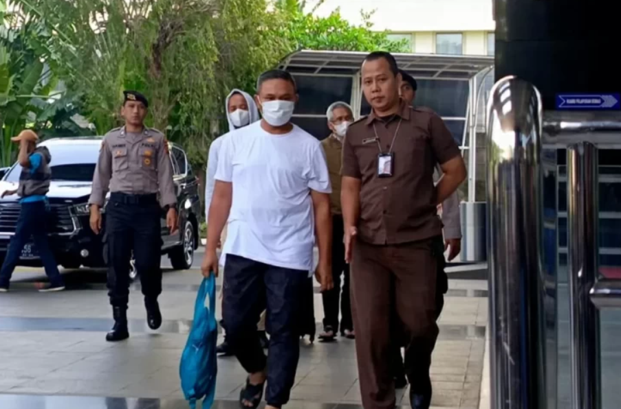 Gubernur Riau, Abdul Wahid tiba di KPK untuk menjalani pemeriksaan intensif oleh penyidik terkait kasus korupsi. (Foto/SindoNews/isra triansyah)