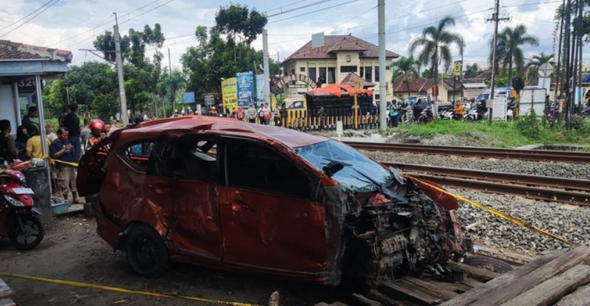 Foto kendaraan yang tertabrak kereta di Piyungan Sleman. (Foto: Jauh Hari Wawan S/detikJogja)