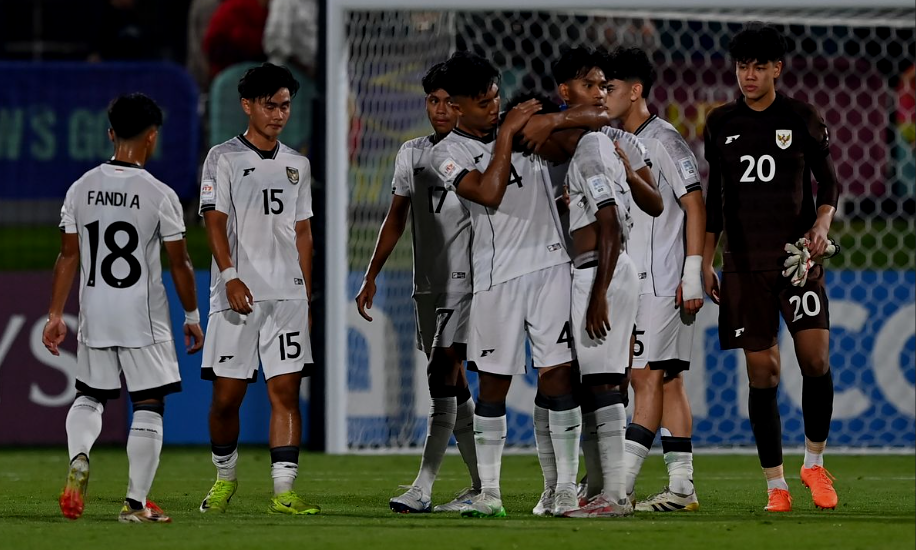Ekspresi pemain Timnas U17 Indonesia usai dikalahkan Zambia pada laga Grup H Piala Dunia U17 di Lapangan 7 Aspire Zone, Doha, Qatar, Selasa (4/11/2025) waktu setempat. (ANTARA FOTO/Bayu Pratama)