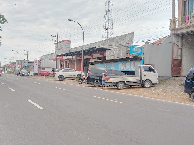 Warung Ibu Rupa di Tanah Merah, Kabupaten Bangkalan, Madura.