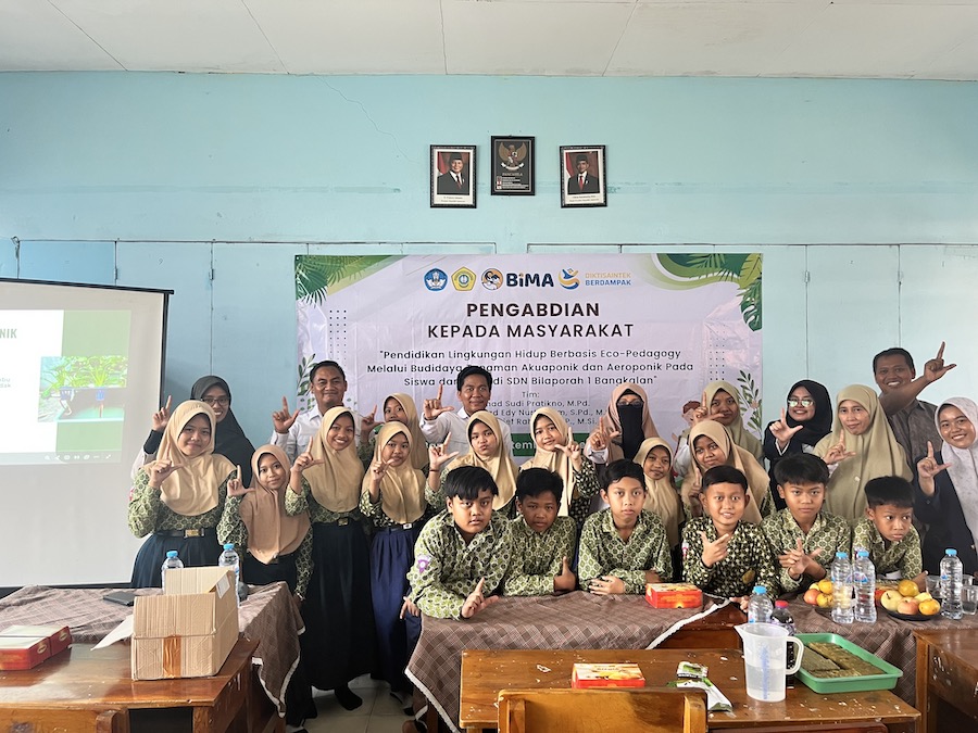 SEMANGAT: Tim dosen bersama guru dan siswa SDN Bilaporah 1 mengabadikan momen setelah kegiatan PKM UTM, Rabu (15/10/2025).
