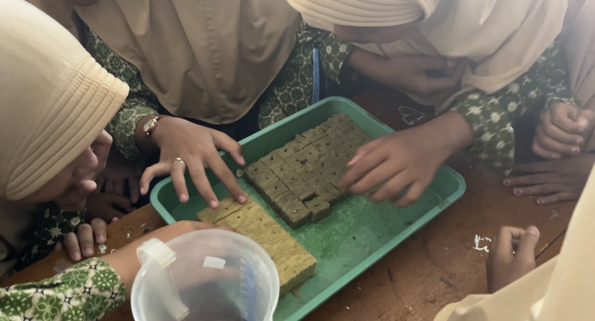 ANTUSIAS: Siswa SDN Bilaporah 1 mencoba menanam bibit secara langsung pada media tanam yang telah disiapkan, Rabu (15/10/2025).