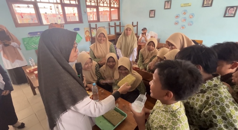 PRAKTIK PENANAMAN: Putri Andini M., S.P., M.Agr. mempraktikkan teknik penanaman bibit menggunakan media rockwool di hadapan siswa SDN Bilaporah 1, Rabu (15/10/2025).
