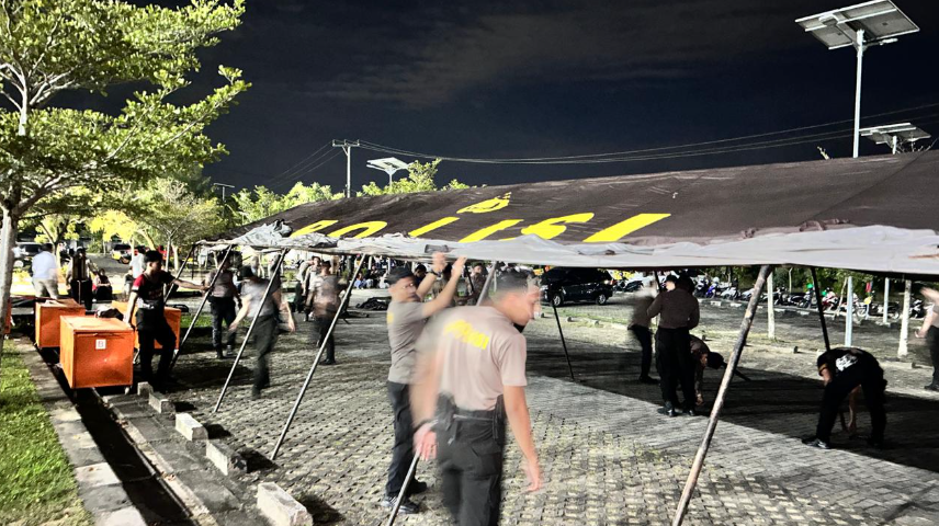 Sat Samapta Polres Tarakan melaksanakan kegiatan Pemasangan Tenda Pasca Gempa Bumi Kota Tarakan. (Dok Polres Tarakan)