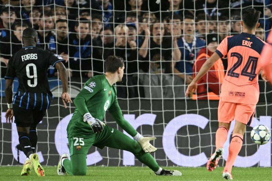 Penyerang Club Brugge Carlos Forbs (kiri) melepaskan tembakan melewati kiper Barcelona Wojciech Szczesny pada laga fase liga Liga Champions. (AFP/NICOLAS TUCAT)