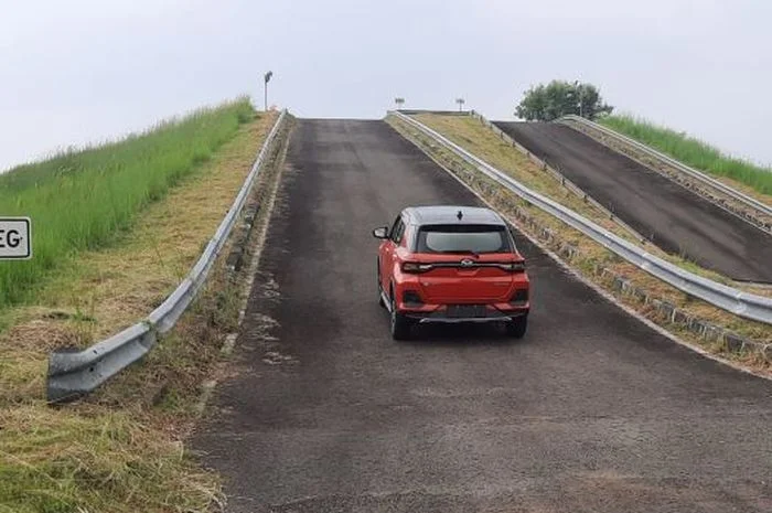 Mobil matik sedang jalan di tanjakan. Harian Batakpos