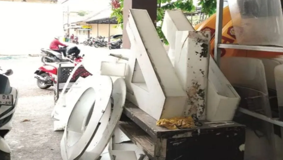 Petugas menyita sebagian barang bukti fasilitas umum di Alun-Alun Trunojoyo, Kabupaten Sampang, Jawa Timur yang dirusak oknum warga. (ANTARA/ HO-Polres Sampang)