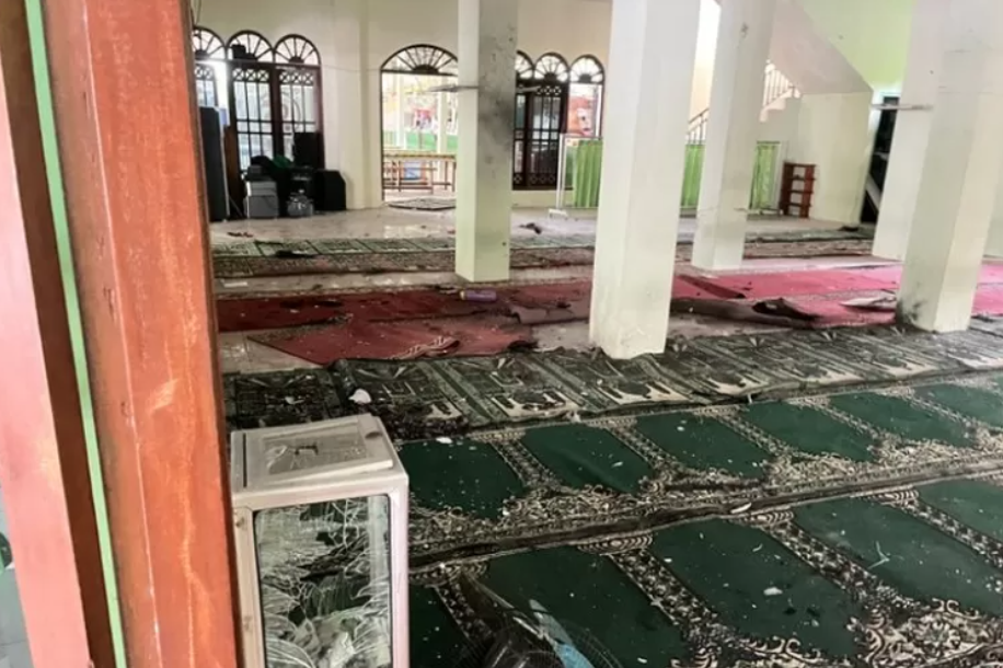 Masjid di SMAN 72 Kelapa Gading yang hancur pasca peristiwa ledakan (Twitter/@shecookies07)