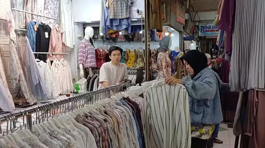 UMKM pakaian lokal di Surabaya sambut kebijakan Menkeu Purbaya terkait pemberantasan impor pakaian ilegal. (Beritasatu.com/Nanda Andrianta)